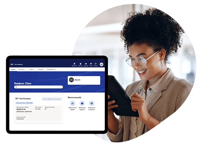 Femme traitant la paie sur sa tablette